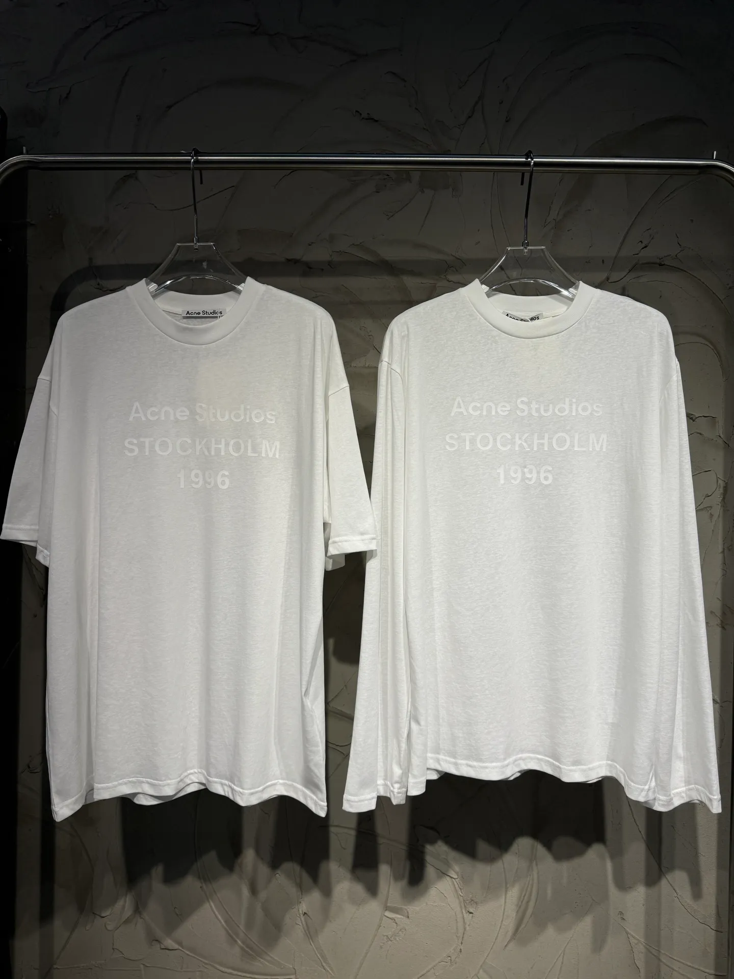 Acne Studios High Quality Classic Series minimalist dark printed logo, 26ss autumn and winter New Arrival new color, short-sleeved and long-sleeved bottoming shirt made by Acne, imported machine hot stamping process in the front and center, low-key and noble snowflake cotton fabric with slightly transparent texture, comfortable and Breathable. The short sleeves are refreshing and casual, and the long sleeves are suitable for layering. Round neck and loose version, regardless of body shape, same style for men and women. The wardrobe is always missing a basic white T Sizes: S M L XL